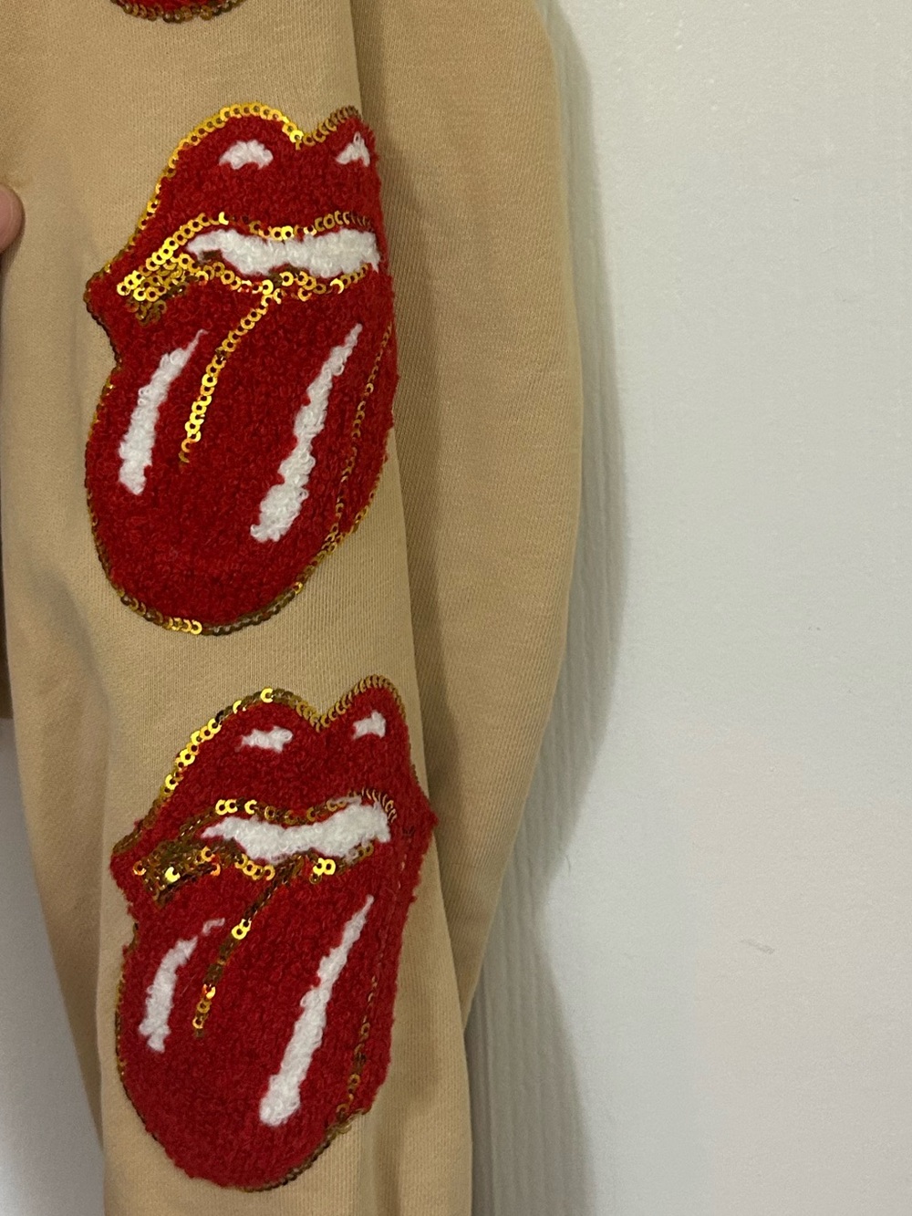 Fantastic Fawn Beige Cropped Sweatshirt with Red 'The Rolling Stone' Appliqué - Picture 5 of 7